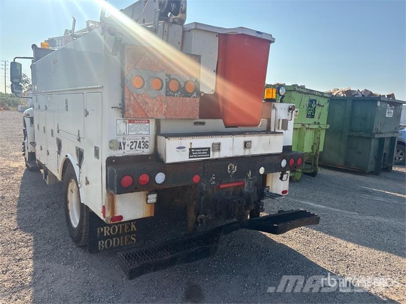 International 4400 Teherautóra szerelt emelők és állványok