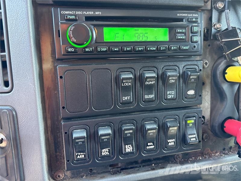 International 4400 4x2 Utility Truck Flakbilar/Pickuper