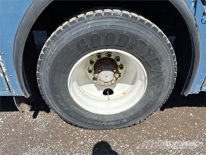 International 4400 4x2 Utility Truck Flakbilar/Pickuper