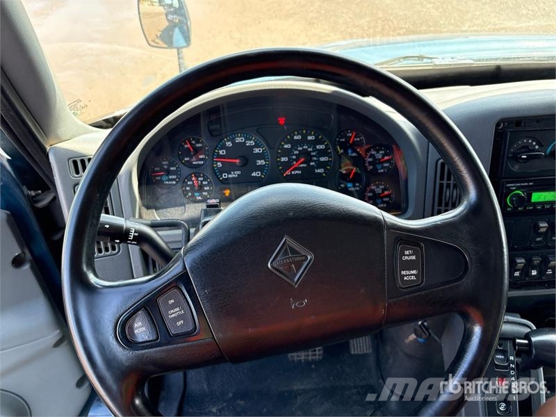 International 4400 4x2 Utility Truck Flakbilar/Pickuper