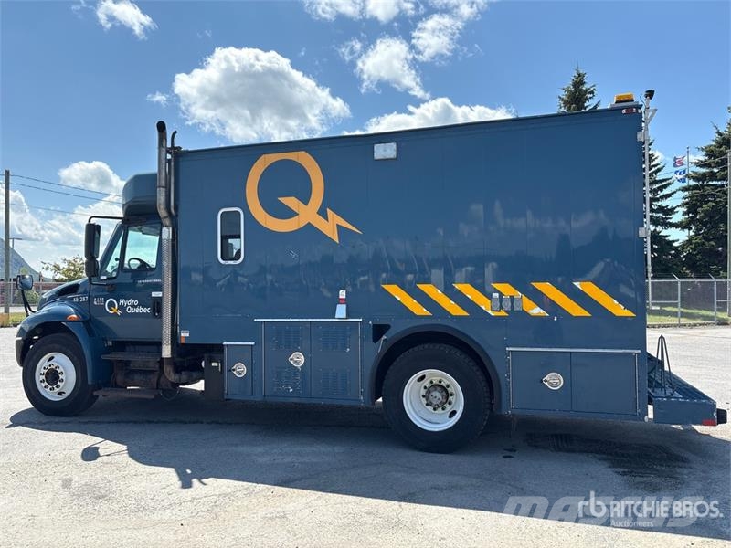 International 4400 4x2 Utility Truck Flakbilar/Pickuper