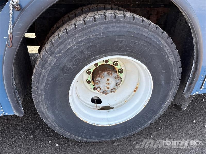 International 4400 4x2 Utility Truck Flakbilar/Pickuper