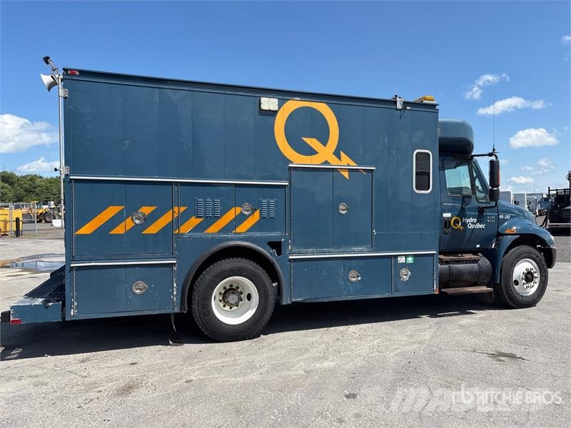 International 4400 4x2 Utility Truck Flakbilar/Pickuper