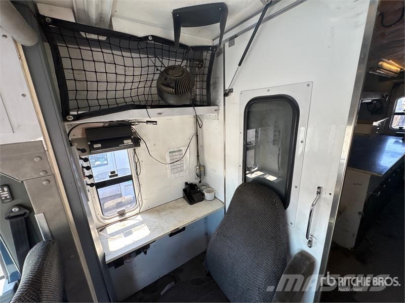 International 4400 4x2 Utility Truck Flakbilar/Pickuper