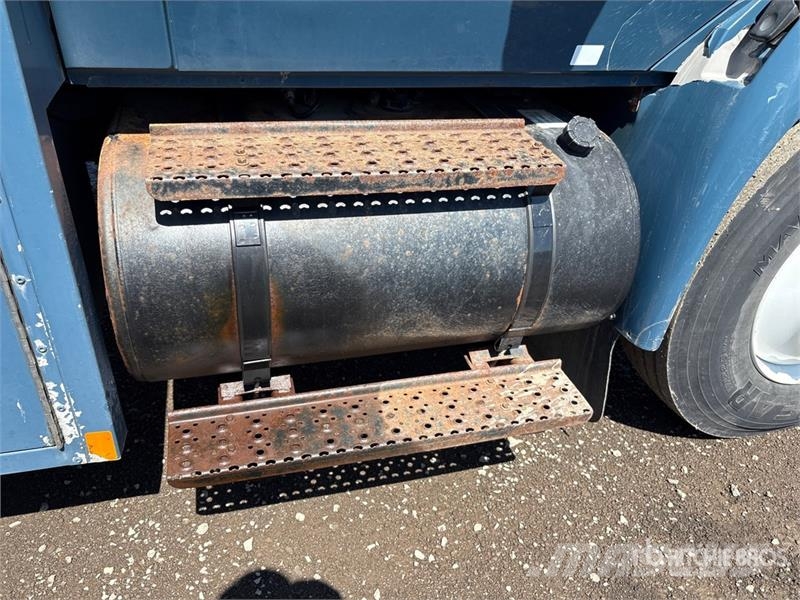 International 4400 4x2 Utility Truck Flakbilar/Pickuper