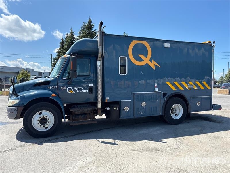 International 4400 4x2 Utility Truck Flakbilar/Pickuper