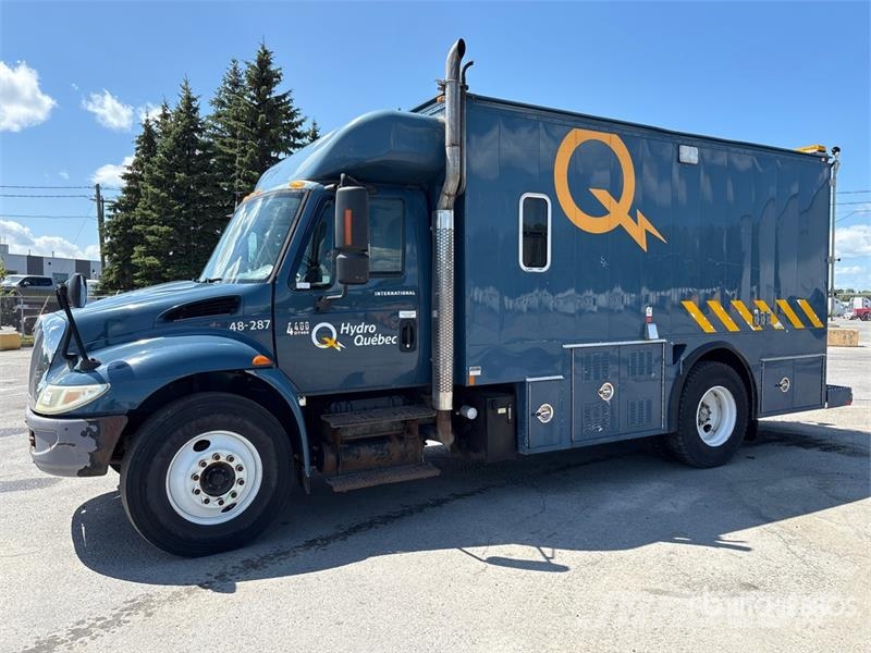 International 4400 4x2 Utility Truck Flakbilar/Pickuper