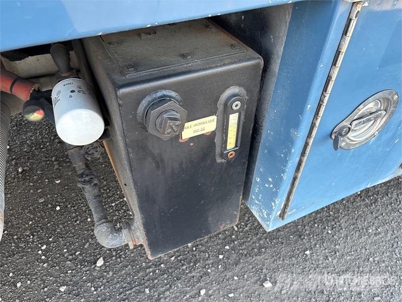 International 4400 4x2 Utility Truck Flakbilar/Pickuper