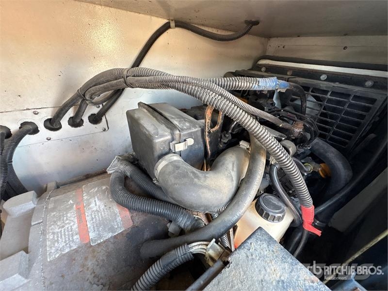 International 4400 4x2 Utility Truck Flakbilar/Pickuper