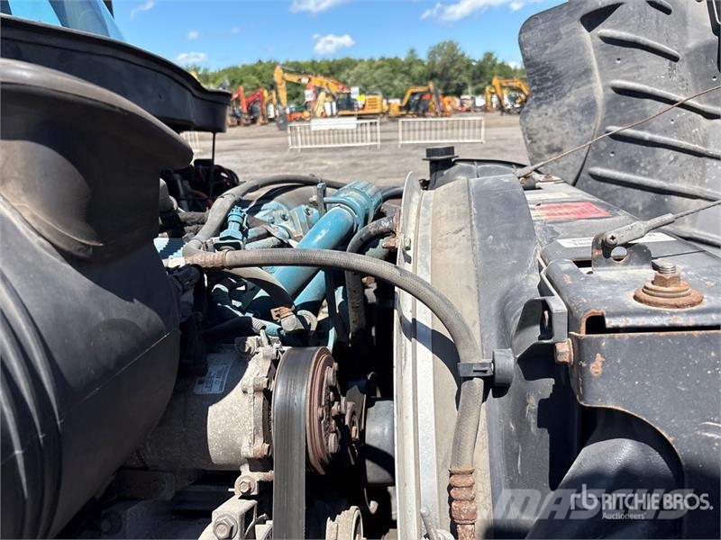 International 4400 4x2 Utility Truck Flakbilar/Pickuper