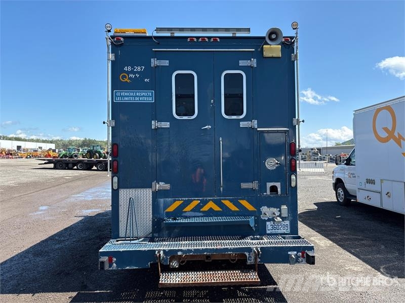 International 4400 4x2 Utility Truck Flakbilar/Pickuper