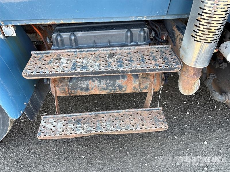 International 4400 4x2 Utility Truck Flakbilar/Pickuper