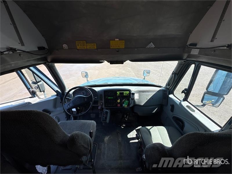 International 4400 4x2 Utility Truck Flakbilar/Pickuper