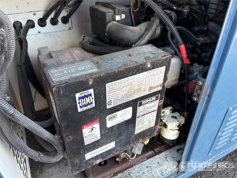 International 4400 4x2 Utility Truck Flakbilar/Pickuper