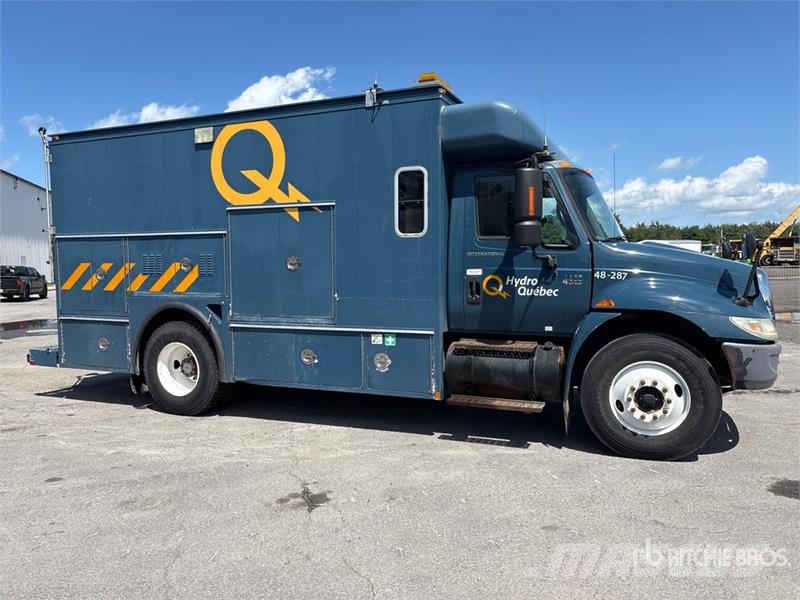 International 4400 4x2 Utility Truck Flakbilar/Pickuper