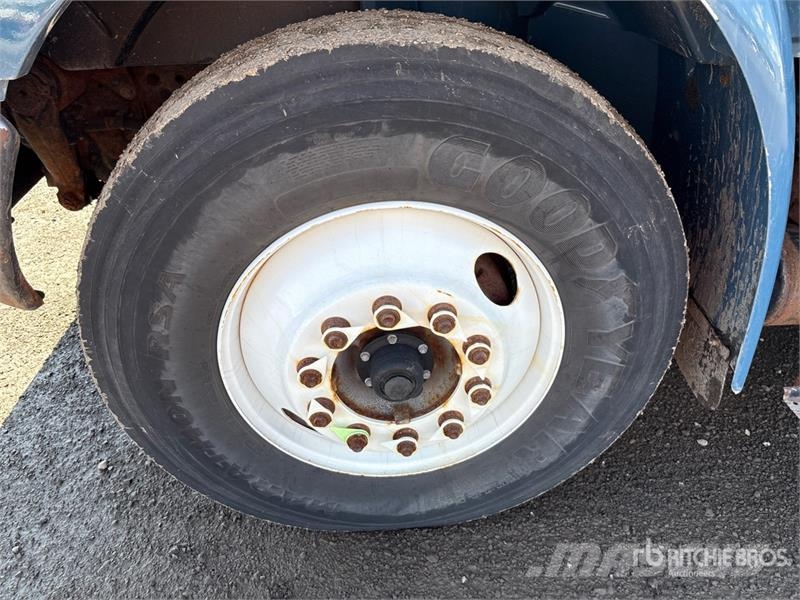 International 4400 4x2 Utility Truck Flakbilar/Pickuper