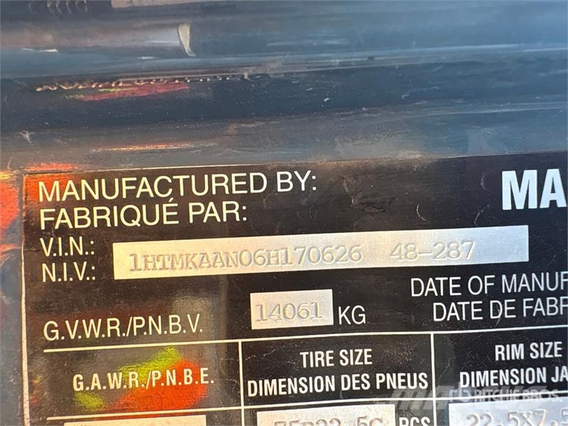 International 4400 4x2 Utility Truck Flakbilar/Pickuper