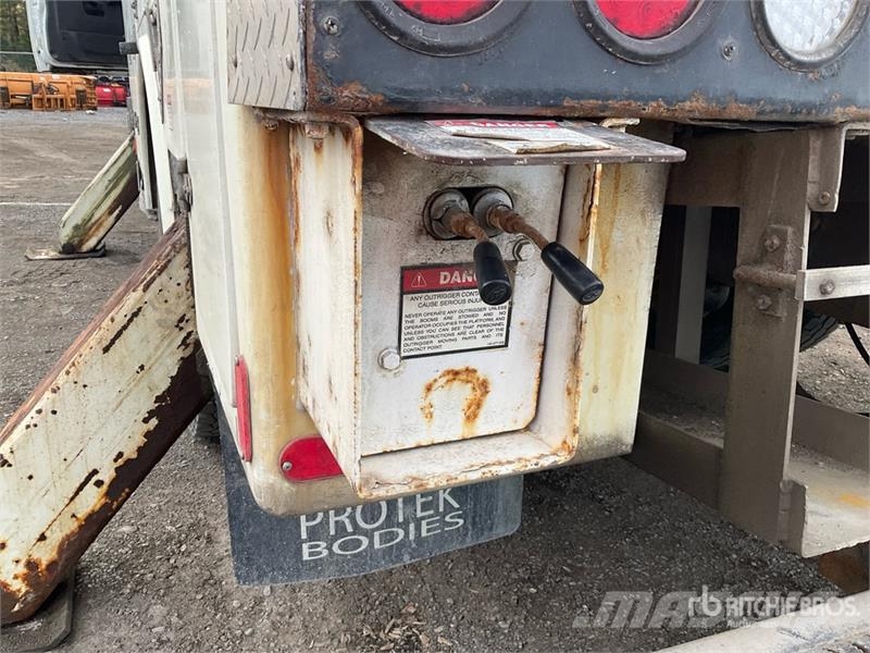 International 4400 SBA المنصات الهوائية المثبتة على شاحنة