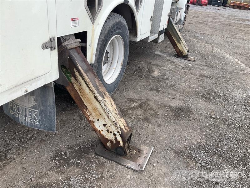 International 4400 SBA المنصات الهوائية المثبتة على شاحنة
