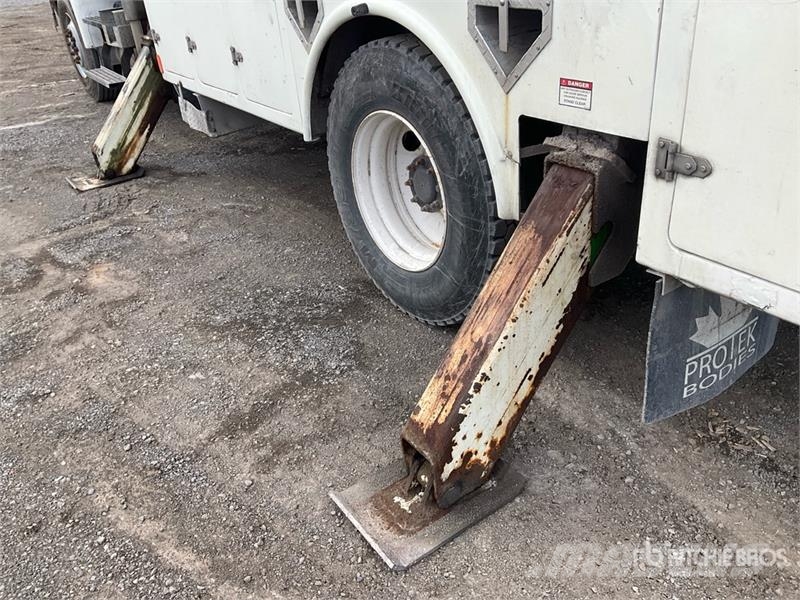 International 4400 SBA المنصات الهوائية المثبتة على شاحنة