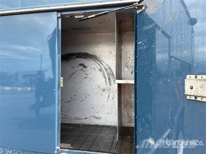 International 4400 SBA Bestelwagens met open laadbak