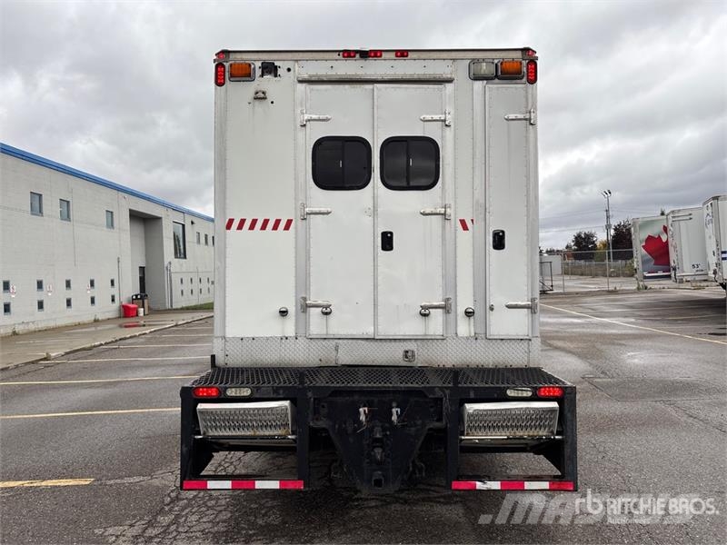 International 4400SBA 4x2 Extended Cab Utility Truck Пікапи / Бічне розвантаження