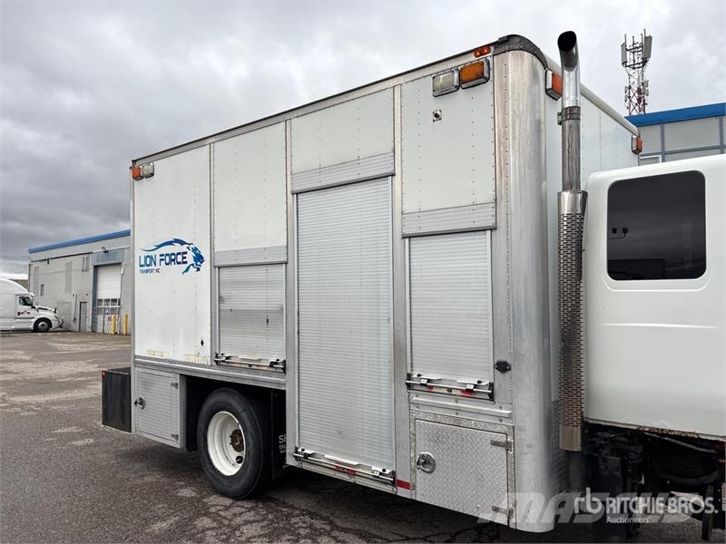 International 4400SBA 4x2 Extended Cab Utility Truck Пікапи / Бічне розвантаження