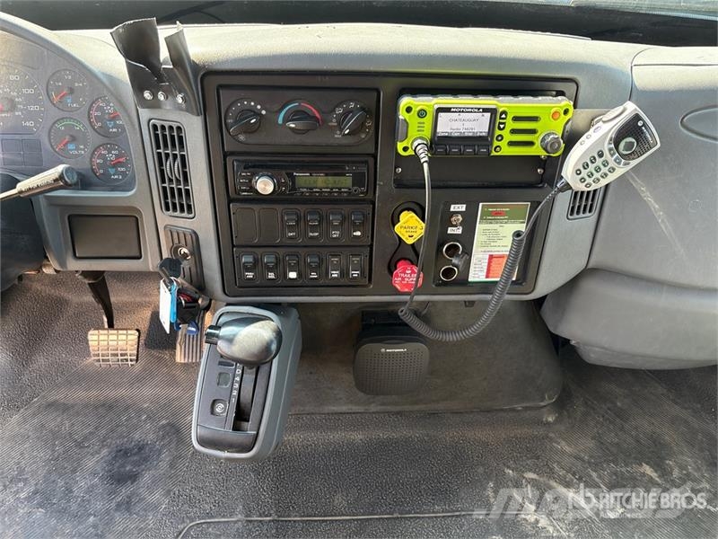 International 4400SBA Flakbilar/Pickuper