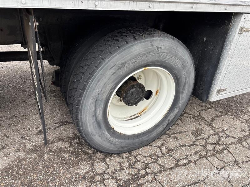 International 4400SBA 4x2 Extended Cab Utility Truck Пікапи / Бічне розвантаження
