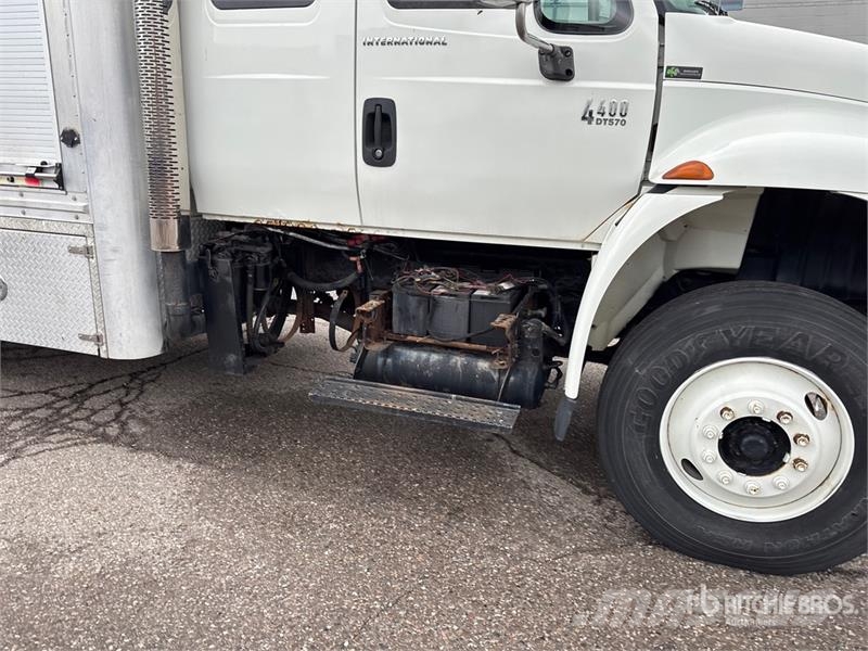 International 4400SBA 4x2 Extended Cab Utility Truck Пікапи / Бічне розвантаження