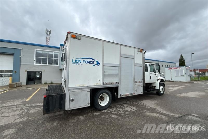 International 4400SBA 4x2 Extended Cab Utility Truck Пикапи