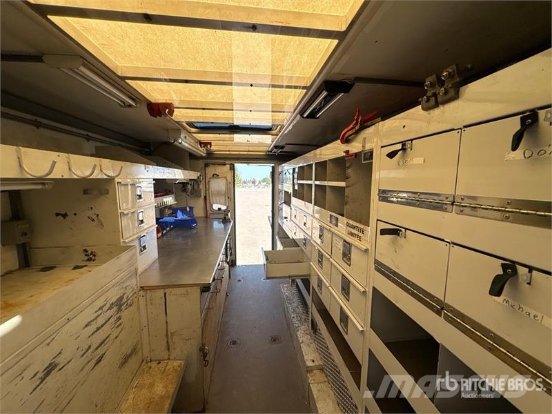 International 4400SBA Flakbilar/Pickuper