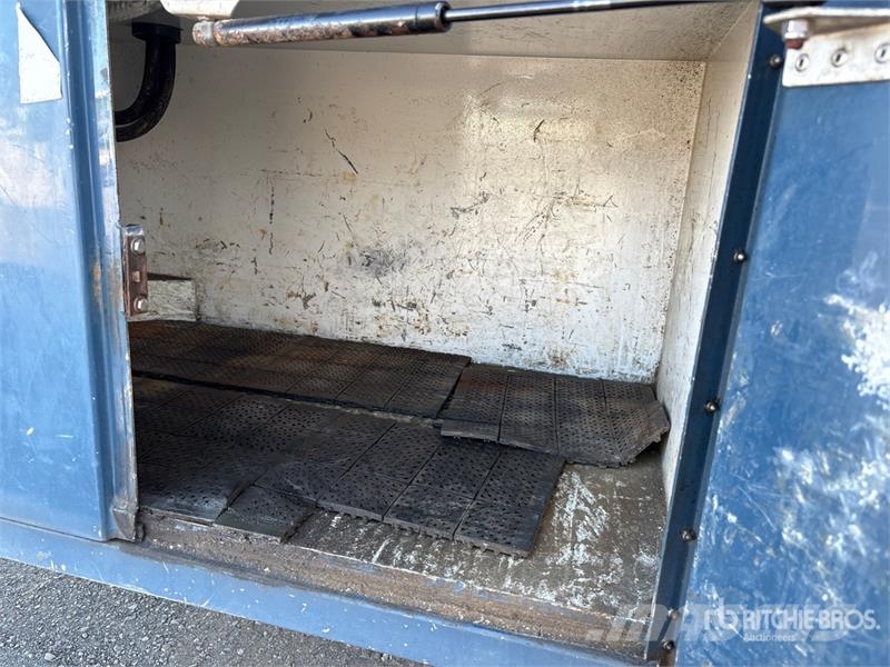 International 4400SBA Flakbilar/Pickuper
