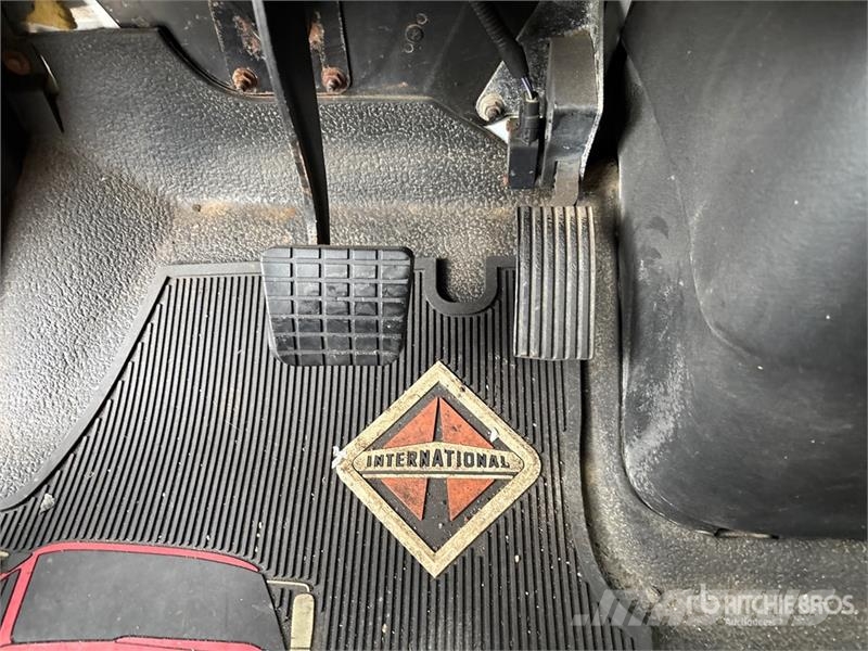 International 4400SBA 4x2 Extended Cab Utility Truck Пікапи / Бічне розвантаження