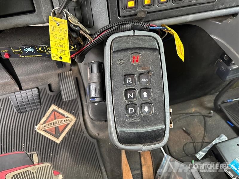 International 4400SBA 4x2 Extended Cab Utility Truck Пікапи / Бічне розвантаження