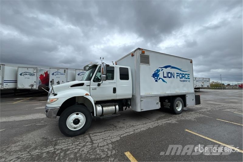 International 4400SBA 4x2 Extended Cab Utility Truck Пикапи