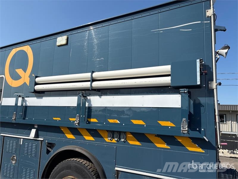 International 4400SBA Flakbilar/Pickuper
