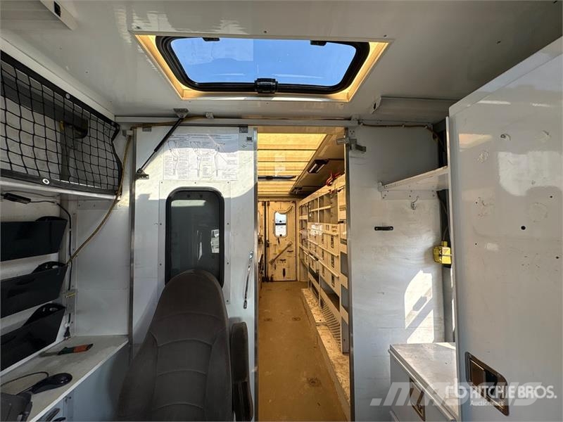 International 4400SBA Flakbilar/Pickuper