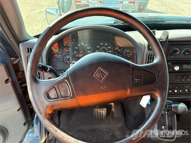 International 4400SBA Flakbilar/Pickuper