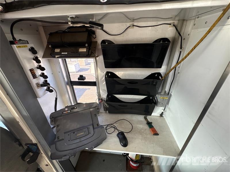 International 4400SBA Flakbilar/Pickuper