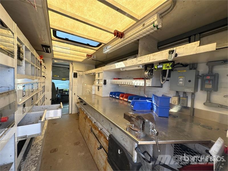 International 4400SBA Flakbilar/Pickuper
