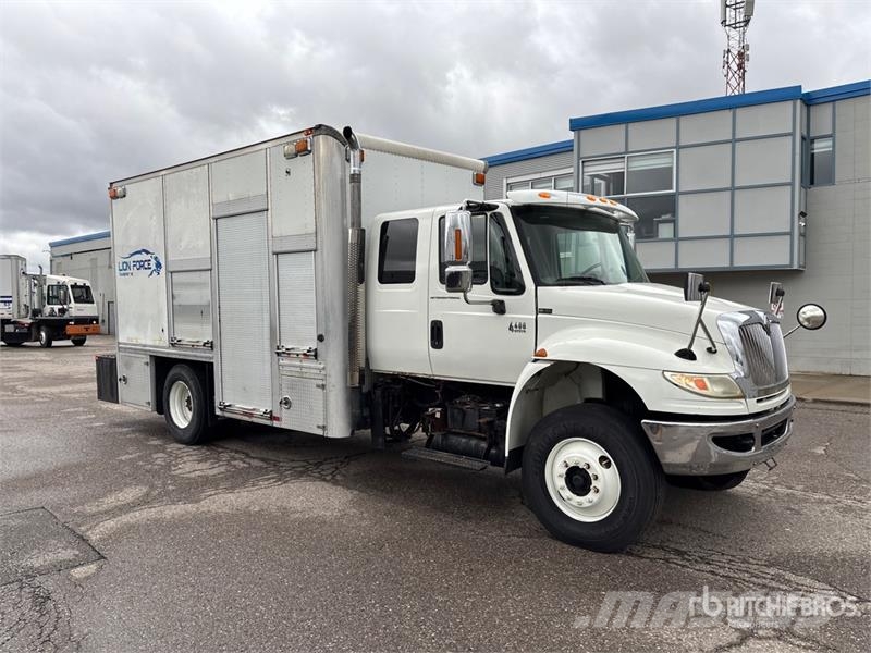 International 4400SBA 4x2 Extended Cab Utility Truck Пікапи / Бічне розвантаження