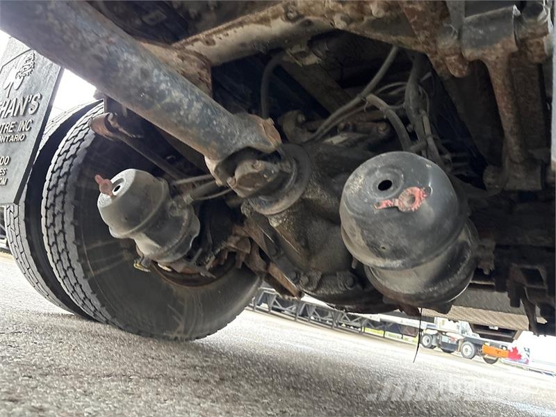 International 4400SBA 4x2 Extended Cab Utility Truck Пікапи / Бічне розвантаження