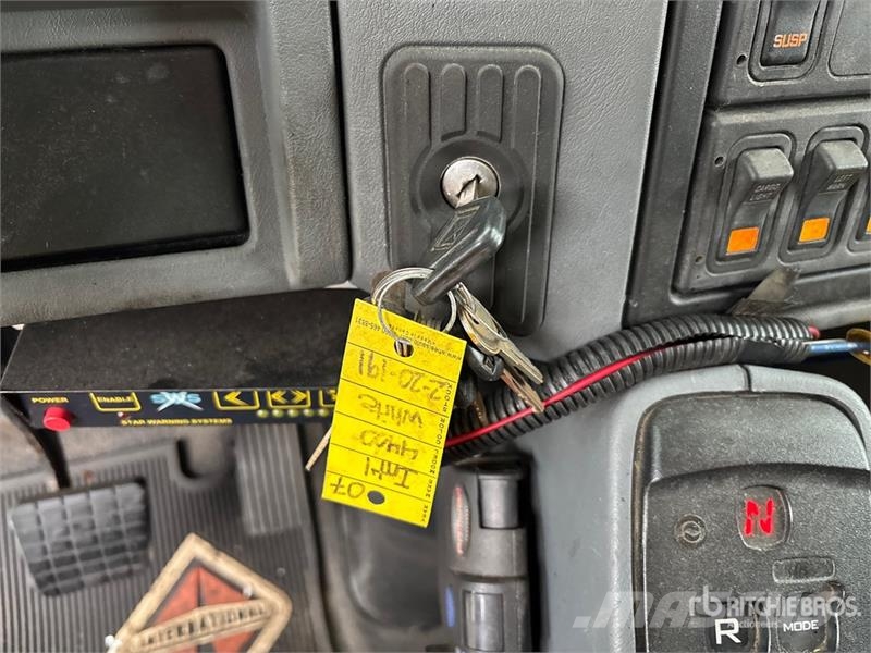 International 4400SBA 4x2 Extended Cab Utility Truck Пікапи / Бічне розвантаження