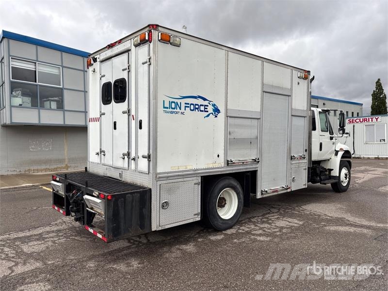 International 4400SBA 4x2 Extended Cab Utility Truck Пікапи / Бічне розвантаження