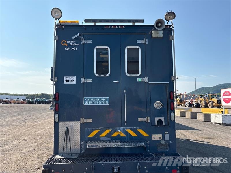 International 4400SBA Flakbilar/Pickuper
