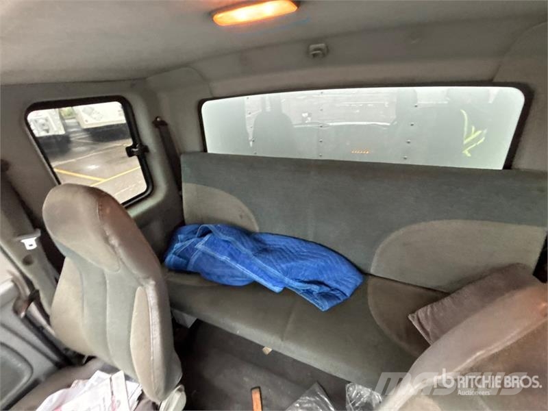 International 4400SBA 4x2 Extended Cab Utility Truck Пікапи / Бічне розвантаження