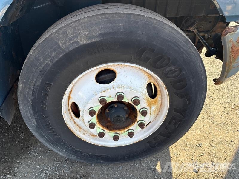 International 4400SBA Flakbilar/Pickuper