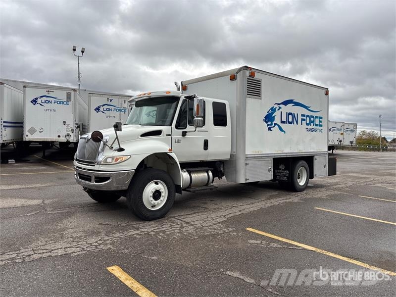 International 4400SBA 4x2 Extended Cab Utility Truck Пікапи / Бічне розвантаження