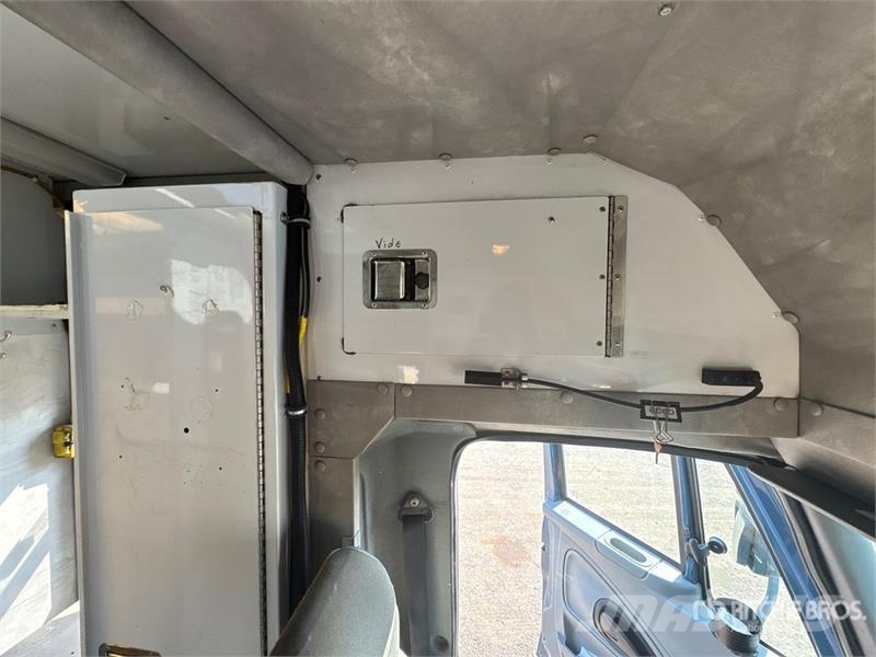 International 4400SBA Flakbilar/Pickuper